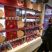 VANCOUVER, Seorang pelanggan mencari produk bertema Hari Valentine di sebuah toko cokelat di Vancouver, Kanada, pada 13 Februari 2022. (Xinhua/Liang Sen)