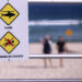 SYDNEY, Sebuah tanda peringatan terlihat di Pantai Bondi di Sydney, Australia, pada 17 Februari 2022. Belasan pantai yang menjadi tempat selancar populer di Sydney, Australia, ditutup pada Kamis (17/2), menyusul serangan hiu mematikan pertama di perairan kota pelabuhan itu dalam hampir 60 tahun. (Xinhua/Bai Xuefei)