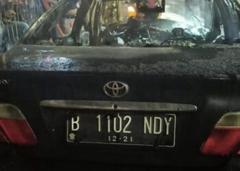 Nopol mobil nahas yang terbakar pada Senin (7/2/2022) dinihari./ist