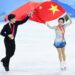Peraih medali emas Sui Wenjing (kanan) dan Han Cong dari China melakukan selebrasi usai merebut kemenangan dalam cabang olahraga seluncur indah nomor pair free skating Olimpiade Musim Dingin Beijing 2022 di Capital Indoor Stadium di Beijing, ibu kota China, pada 19 Februari 2022. (Xinhua/Xiong Qi)