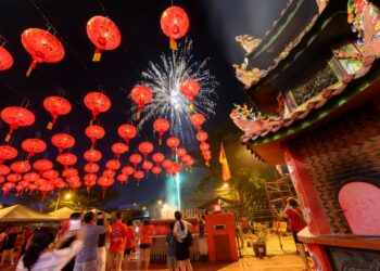 Orang-orang menyaksikan kembang api dalam perayaan Tahun Baru Imlek di Batu 11 Cheras dekat Kuala Lumpur, Malaysia, pada 31 Januari 2022. (Xinhua/Chong Voon Chung)