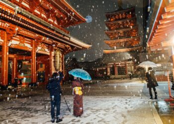 Orang-orang mengabadikan foto di Kuil Sensoji Asakusa di Tokyo, Jepang, pada 10 Februari 2022. (Xinhua/Zhang Xiaoyu)