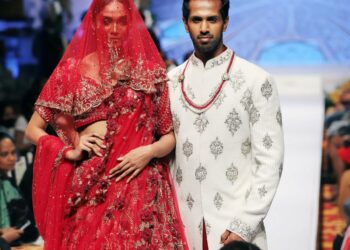 Para model memeragakan kreasi busana dalam ajang Wedding Week 2022 di Kolombo, Sri Lanka, pada 19 Februari 2022. (Xinhua/Ajith Perera)