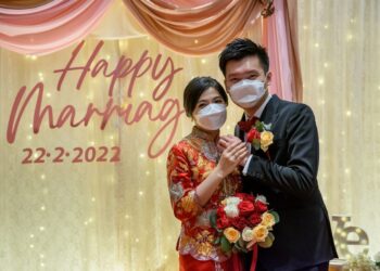 Sepasang pengantin berpose untuk difoto di Kuil Thean Hou di Kuala Lumpur, Malaysia, setelah mendaftarkan pernikahan mereka pada 22 Februari 2022. (Xinhua/Chong Voon Chung)