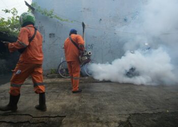 Seorang petugas melakukan penyemprotan antinyamuk di permukiman padat penduduk di Provinsi DKI Jakarta pada 8 Februari 2022. (Xinhua/Zulkarnain)