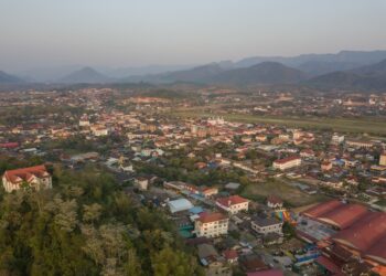 Foto dari udara yang diabadikan pada 9 Maret 2022 ini menunjukkan pemandangan Muangxay, sebuah kota bisnis di sepanjang Jalur Kereta China-Laos, di Laos utara. (Xinhua/Kaikeo Saiyasane)