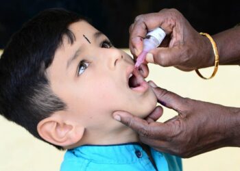 Sukarelawan medis India memberikan satu dosis vaksin polio kepada seorang anak sebagai bagian dari Program Imunisasi Pulse Polio Nasional India di Bangalore, India, pada 27 Februari 2022. (Xinhua/Stringer)