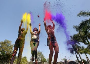 Sejumlah mahasiswi merayakan Festival Holi, atau festival warna, di Bhopal, ibu kota Negara Bagian Madhya Pradesh, India, pada 16 Maret 2022. (Xinhua/Str)