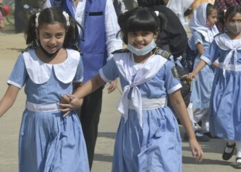 Anak-anak pergi ke sekolah di Dhaka, Bangladesh, pada 3 Maret 2022. (Xinhua)