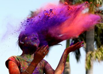 Seorang mahasiswi merayakan Festival Holi, atau festival warna, di Bhopal, ibu kota Negara Bagian Madhya Pradesh, India, pada 16 Maret 2022. (Xinhua/Str)