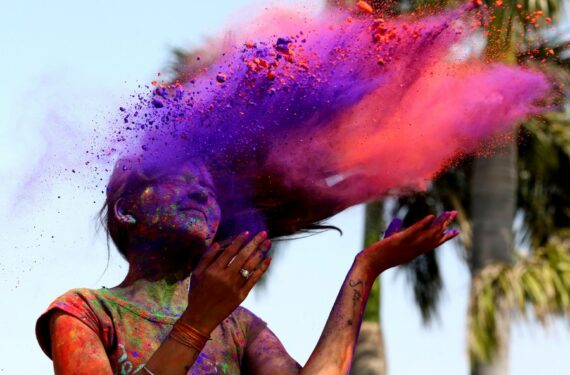 Seorang mahasiswi merayakan Festival Holi, atau festival warna, di Bhopal, ibu kota Negara Bagian Madhya Pradesh, India, pada 16 Maret 2022. (Xinhua/Str)