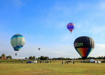 Sejumlah balon udara terlihat dalam Balloons Over Waikato Festival yang berlangsung selama lima hari di Hamilton, Selandia Baru, pada 19 Maret 2022. (Xinhua/Zhu Xi)