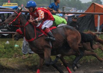 Para joki cilik tampil dalam kompetisi pacuan kuda tradisional di Takengon, Provinsi Aceh, pada 27 Februari 2022. (Xinhua/Fachrul Reza)