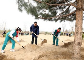 Presiden China Xi Jinping, yang juga menjabat sebagai Sekretaris Jenderal Komite Sentral Partai Komunis China dan Ketua Komisi Militer Sentral China, menanam pohon dalam kegiatan penanaman pohon bersama yang diadakan di Distrik Daxing di Beijing, ibu kota China, pada 30 Maret 2022. (Xinhua/Huang Jingwen)