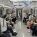 Foto yang diabadikan dengan ponsel ini menunjukkan para penumpang terjebak di sebuah kereta JR Yokosuka Line pascagempa bumi di Jepang pada 16 Maret 2022. (Xinhua/Sun Jialin)