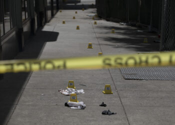 SACRAMENTO, Foto yang diabadikan pada 3 April 2022 ini menunjukkan lokasi penembakan di Sacramento, California, Amerika Serikat (AS). Enam orang tewas dan sedikitnya sembilan orang lainnya luka-luka dalam insiden penembakan di pusat kota Sacramento, ibu kota Negara Bagian California, AS, seperti dikatakan kepolisian setempat pada Minggu (3/4). (Xinhua/Li Jianguo)