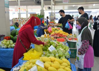 BANDAR SERI BEGAWAN, Orang-orang membeli buah-buahan di sebuah pasar lokal selama bulan Ramadan di Bandar Seri Begawan, Brunei, pada 3 April 2022. (Xinhua/Jeffrey Wong)