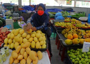BANDAR SERI BEGAWAN, Seorang pedagang menjual buah-buahan di sebuah pasar lokal selama bulan Ramadan di Bandar Seri Begawan, Brunei, pada 3 April 2022. (Xinhua/Jeffrey Wong)
