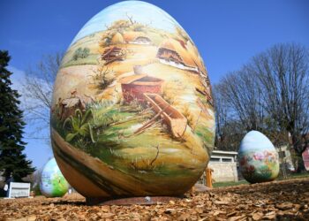 ZAGREB, Telur-telur Paskah yang dilukis dengan motif tradisional dipajang saat pameran pra-Paskah tradisional yang menampilkan telur-telur Paskah raksasa dibuka di Koprivnica, Kroasia, pada 4 April 2022. (Xinhua/PIXSELL/Damir Spehar)