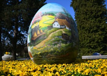 ZAGREB, Sebuah telur Paskah yang dilukis dengan motif tradisional dipajang saat pameran pra-Paskah tradisional yang menampilkan telur-telur Paskah raksasa dibuka di Koprivnica, Kroasia, pada 4 April 2022. (Xinhua/PIXSELL/Damir Spehar)