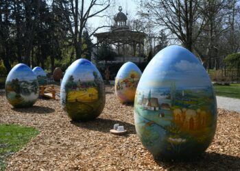 ZAGREB, Telur-telur Paskah yang dilukis dengan motif tradisional dipajang saat pameran pra-Paskah tradisional yang menampilkan telur-telur Paskah raksasa dibuka di Koprivnica, Kroasia, pada 4 April 2022. (Xinhua/PIXSELL/Damir Spehar)