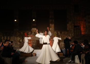 KAIRO, Para penari menampilkan tarian Sufi di kompleks Sultan Al-Ghuri saat bulan suci Ramadan di Kairo, Mesir, pada 12 April 2022. (Xinhua/Ahmed Gomaa)