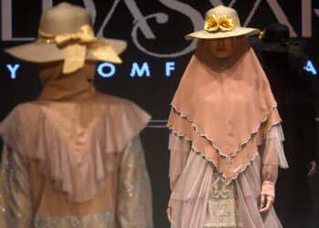 JAKARTA, Sejumlah model memperagakan busana kreasi desainer Rina Emilda dalam ajang Indonesia Fashion Week 2022 di Jakarta pada 13 April 2022. (Xinhua/Agung Kuncahya B.)