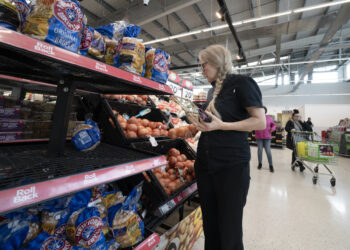 MANCHESTER, Orang-orang berbelanja di sebuah toko swalayan di Manchester, Inggris, pada 13 April 2022. Indeks Harga Konsumen (Consumer Prices Index/CPI) Inggris melonjak 7 persen dalam 12 bulan hingga Maret 2022, naik dari 6,2 persen pada Februari, sehingga mencetak rekor tertinggi baru dalam kurun waktu 30 tahun terakhir, tunjuk data statistik resmi pada Rabu (13/4). (Xinhua/Jon Super)