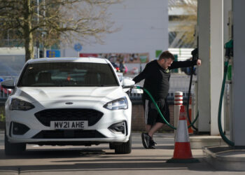 MANCHESTER, Seorang pria mengisikan bensin ke sebuah kendaraan di stasiun pengisian bahan bakar umum (SPBU) di Manchester, Inggris, pada 13 April 2022. Indeks Harga Konsumen (Consumer Prices Index/CPI) Inggris melonjak 7 persen dalam 12 bulan hingga Maret 2022, naik dari 6,2 persen pada Februari, sehingga mencetak rekor tertinggi baru dalam kurun waktu 30 tahun terakhir, tunjuk data statistik resmi pada Rabu (13/4). (Xinhua/Jon Super)