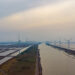 TIANJIN, Foto dari udara yang diabadikan pada 12 April 2022 ini menunjukkan ladang angin di Kawasan Baru Binhai, Tianjin, China utara. Hingga akhir Februari tahun ini, total kapasitas terpasang dari ladang-ladang angin di Tianjin mencapai 1,296 juta kilowatt. (Xinhua/Sun Fanyue)