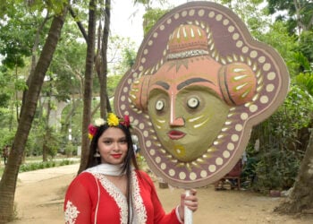 DHAKA, Seorang wanita memegang topeng berwarna-warni dalam sebuah prosesi untuk merayakan Tahun Baru Bengali di Dhaka, Bangladesh, pada 14 April 2022. (Xinhua)