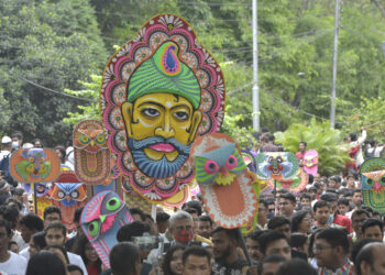 DHAKA, Orang-orang mengikuti sebuah prosesi penuh warna untuk merayakan Tahun Baru Bengali di Dhaka, Bangladesh, pada 14 April 2022. (Xinhua)