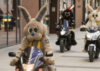 OSIJEK, Orang-orang yang mengenakan kostum kelinci Paskah berpartisipasi dalam parade motor Paskah di Osijek, Kroasia, pada 16 April 2022. (Xinhua/PIXSELL/Dubravka Petric)