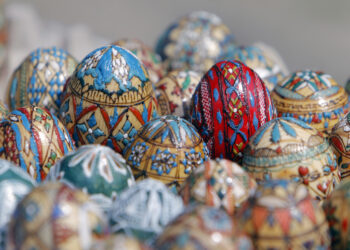BUCHAREST, Telur-telur yang dilukis dipamerkan dalam sebuah pameran musim semi untuk kerajinan tangan tradisional di Museum Desa Rumania di Bucharest, ibu kota Rumania, pada 16 April 2022. (Xinhua/Cristian Cristel)