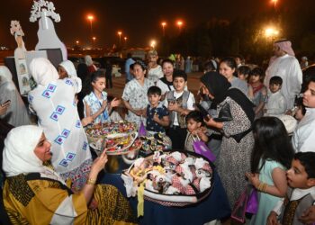 KEGUBERNURAN AL-ASIMAH, Anak-anak mendapat berbagai manisan saat Festival Gargee'an di sebuah jalan di Kegubernuran Al-Asimah, Kuwait, pada 16 April 2022. Selama festival tradisional Gargee'an pada bulan suci Ramadan, anak-anak Kuwait mengenakan pakaian tradisional dan mendatangi rumah-rumah untuk mendapatkan manisan dan kacang-kacangan dari para tetangga, sambil menyanyikan lagu-lagu tradisional. (Xinhua/Asad)