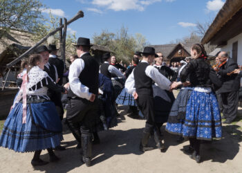 SZENTENDRE, Para penari tarian rakyat tampil dalam sebuah perayaan Paskah di Hungarian Open Air Museum di Szentendre, Hongaria, pada 17 April 2022. (Xinhua/Attila Volgyi)