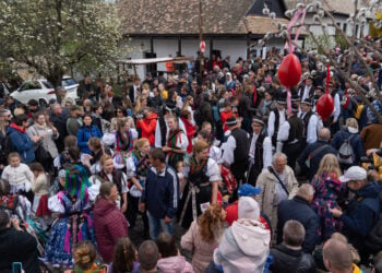 HOLLOKO, Orang-orang berpartisipasi dalam perayaan Paskah tradisional di Holloko, sebuah desa Warisan Dunia, di Hongaria pada 18 April 2022. (Xinhua/Attila Volgyi)