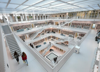 STUTTGART, Orang-orang mengunjungi Perpustakaan Kota Stuttgart di Stuttgart, Jerman, pada 19 April 2022. (Xinhua/Lu Yang)