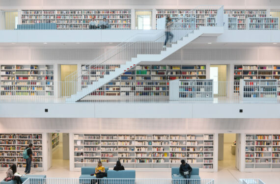 STUTTGART, Orang-orang mengunjungi Perpustakaan Kota Stuttgart di Stuttgart, Jerman, pada 19 April 2022. (Xinhua/Lu Yang)