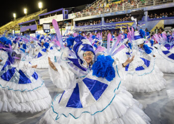 RIO DE JANEIRO, Sejumlah orang bersuka ria dalam parade karnaval di Rio de Janeiro, Brasil, pada 20 April 2022. Parade karnaval tersebut, yang ditunda dari jadwal awal pada Februari akibat penyebaran varian Omicron, digelar Rabu (20/4) malam. (Xinhua/Wang Tiancong)