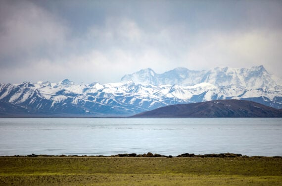 LHASA, Foto yang diabadikan pada 13 April 2022 ini menunjukkan pemandangan Danau Namtso di Daerah Otonom Tibet, China barat daya. Dikenal sebagai "atap dunia", Daerah Otonom Tibet di China barat daya ini dianggap sebagai "menara air" Asia, sebuah regulator iklim sekaligus kolam gen planet Bumi. Pemerintah setempat telah memprioritaskan pembangunan peradaban ekologis dalam pengembangan Tibet. (Xinhua/Jiang Fan)