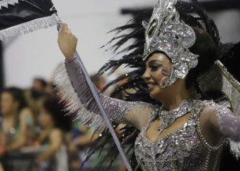 SAO PAULO, Seorang anggota dari sebuah sekolah samba tampil dalam karnaval di Anhembi Sambadrome di Sao Paulo, Brasil, pada 24 April 2022. (Xinhua/Rahel Patrasso)