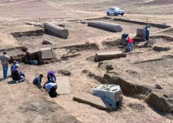 SINAI UTARA, Foto tak bertanggal ini menunjukkan para arkeolog bekerja di proyek penggalian kuil Yunani-Romawi di Sinai Utara, Mesir. Mesir pada Senin (25/4) mengumumkan penemuan reruntuhan sebuah kuil Yunani-Romawi di Sinai Utara. (Xinhua/Kementerian Pariwisata dan Kepurbakalaan Mesir)