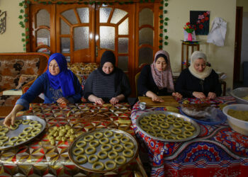 GAZA CITY, Sejumlah wanita Palestina menyiapkan kue-kue tradisional menjelang perayaan Idul Fitri di Gaza City pada 25 April 2022. (Xinhua/Rizek Abdeljawad)