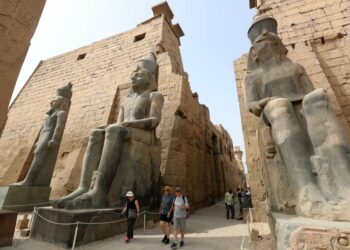 LUXOR, Sejumlah wisatawan mengunjungi Kuil Luxor di Luxor, Mesir, pada 26 April 2022. Luxor, ibu kota Mesir Hulu kuno yang dikenal sebagai Thebes, saat ini menjadi tujuan wisata yang terkenal dengan bangunan kuil bersejarah dan berbagai peninggalan lainnya. (Xinhua/Sui Xiankai)