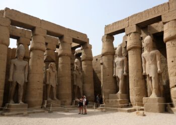 LUXOR, Sejumlah wisatawan mengunjungi Kuil Luxor di Luxor, Mesir, pada 26 April 2022. Luxor, ibu kota Mesir Hulu kuno yang dikenal sebagai Thebes, saat ini menjadi tujuan wisata yang terkenal dengan bangunan kuil bersejarah dan berbagai peninggalan lainnya. (Xinhua/Sui Xiankai)