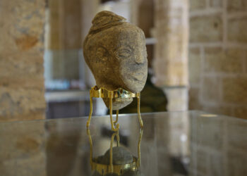 GAZA CITY, Patung batu yang berasal dari tahun 2500 SM dan menggambarkan wajah dewi kuno yang ditemukan baru-baru ini dipajang di sebuah museum di Gaza City pada 26 April 2022. Kementerian Pariwisata dan Kepurbakalaan di Gaza memamerkan patung batu yang ditemukan oleh seorang petani Palestina di Kota Khan Younis, Jalur Gaza selatan. (Xinhua/Rizek Abdeljawad)