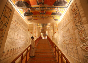 LUXOR, Seorang pegawai bekerja di dalam makam Ramses VI di Lembah Para Raja di Luxor, Mesir, pada 26 April 2022. Makam Ramses VI, penguasa Dinasti ke-20 di era Mesir kuno, merupakan salah satu makam paling indah dan terpelihara baik di Lembah Para Raja. (Xinhua/Sui Xiankai)