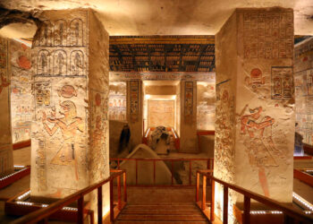 LUXOR, Foto yang diabadikan pada 26 April 2022 ini menunjukkan relief dan mural berwarna-warni di dalam makam Ramses VI di Lembah Para Raja di Luxor, Mesir. Makam Ramses VI, penguasa Dinasti ke-20 di era Mesir kuno, merupakan salah satu makam paling indah dan terpelihara baik di Lembah Para Raja. (Xinhua/Sui Xiankai)