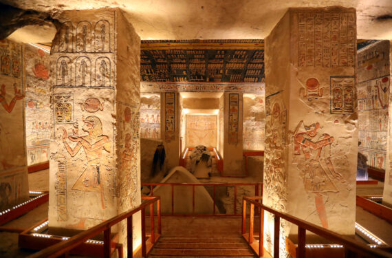 LUXOR, Foto yang diabadikan pada 26 April 2022 ini menunjukkan relief dan mural berwarna-warni di dalam makam Ramses VI di Lembah Para Raja di Luxor, Mesir. Makam Ramses VI, penguasa Dinasti ke-20 di era Mesir kuno, merupakan salah satu makam paling indah dan terpelihara baik di Lembah Para Raja. (Xinhua/Sui Xiankai)